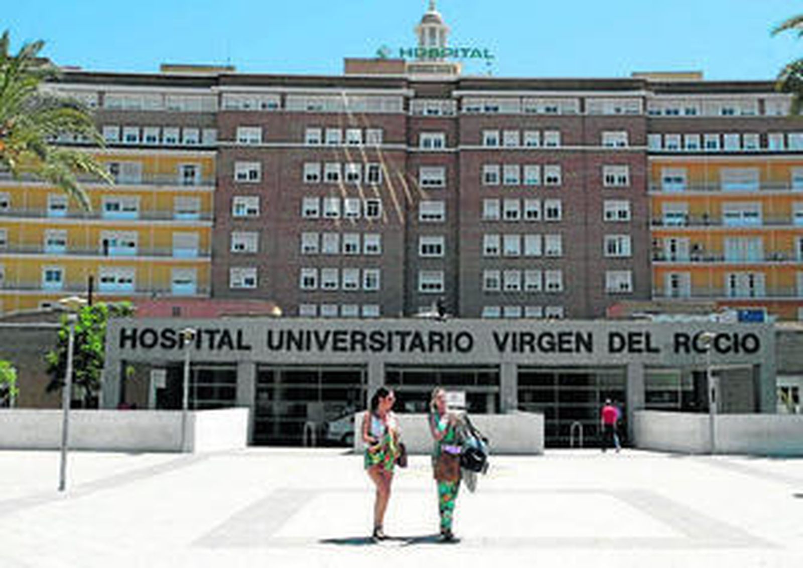 Panorámica de la fachada del Hospital General Virgen del Rocío.
