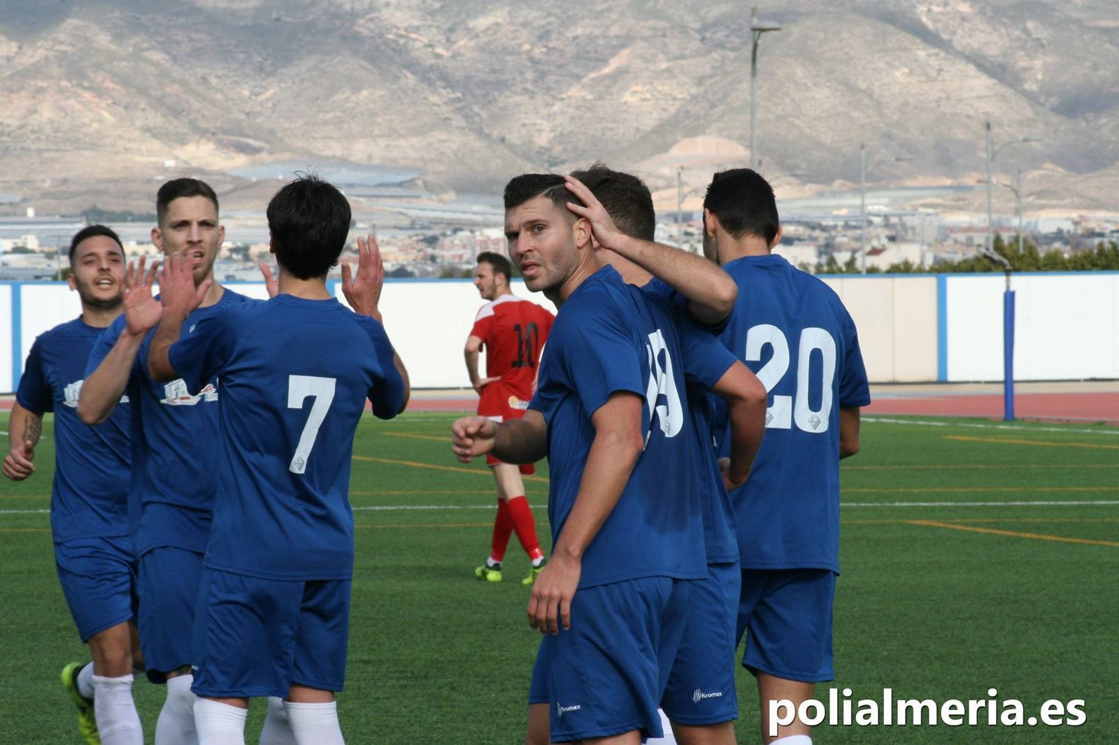 Jugadores del Poli Almería celebrando el gol de Beltrán.
