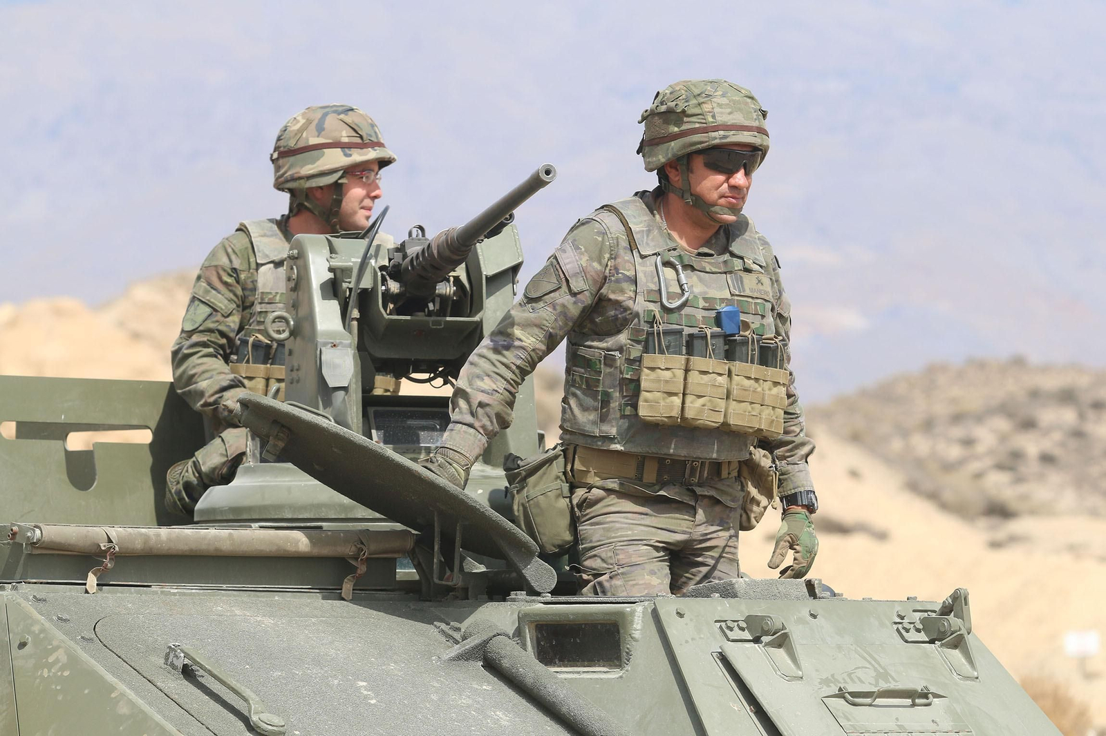 Imágenes de la visita de la ministra de Defensa a la base militar de Viator