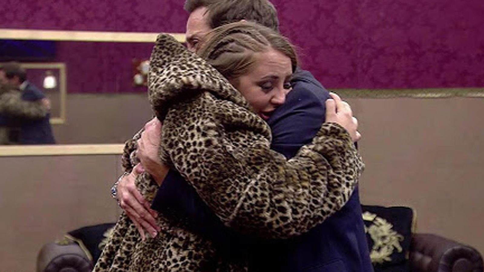 Rocío Flores abrazando a su padre, Antonio David, cuando éste participó en 'GH VIP'.