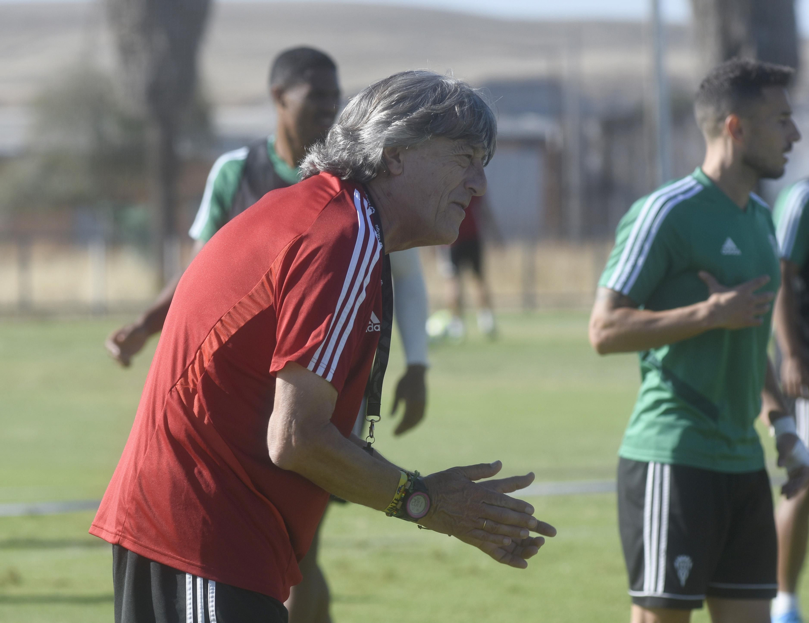 Enrique Martín anima a sus jugadores durante un entrenamiento.