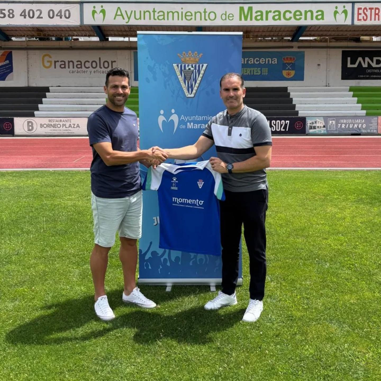 Javi Vilaseca, en su presentación junto al presidente de la UD Maracena.