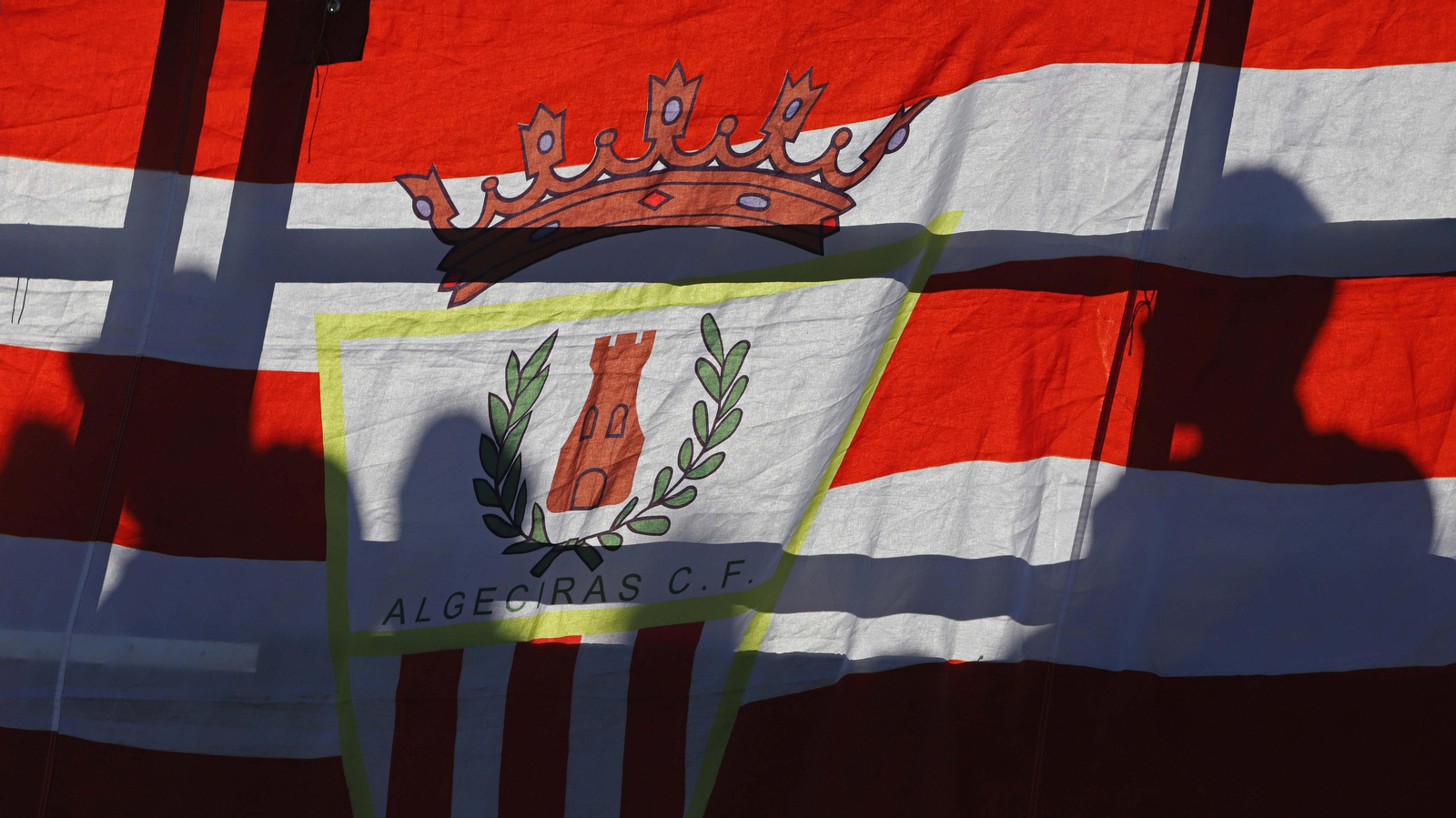 Una bandera del Algeciras, en el Nuevo Mirador.