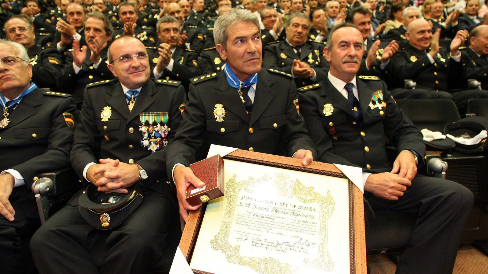 Gómez Palacios, segundo por la izquierda, el día que fue condecorado por su intervención. Le acompañan Manuel Piedrabuena, Simón Bernal y Miguel Rodríguez.
