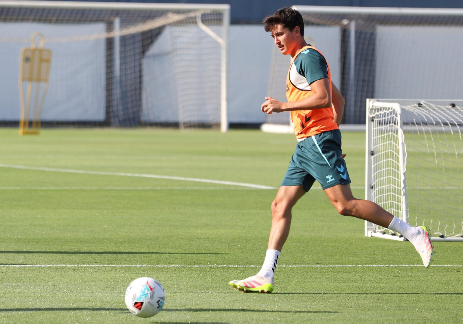 Eneko Jauregi se ejercita en su primer día como jugador del Málaga CF