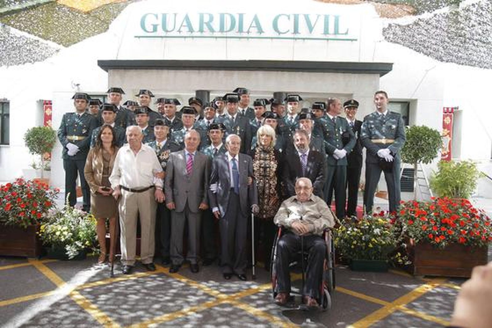 La Comandancia de la Guardia Civil de Cádiz celebra la festividad de su Patrona, la Virgen del Pilar.

Foto: Jesus Marin