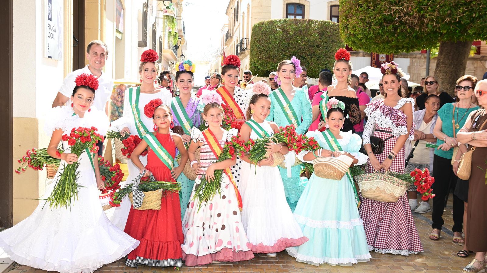 Todas las reinas y damas de Vera junto al alcalde.