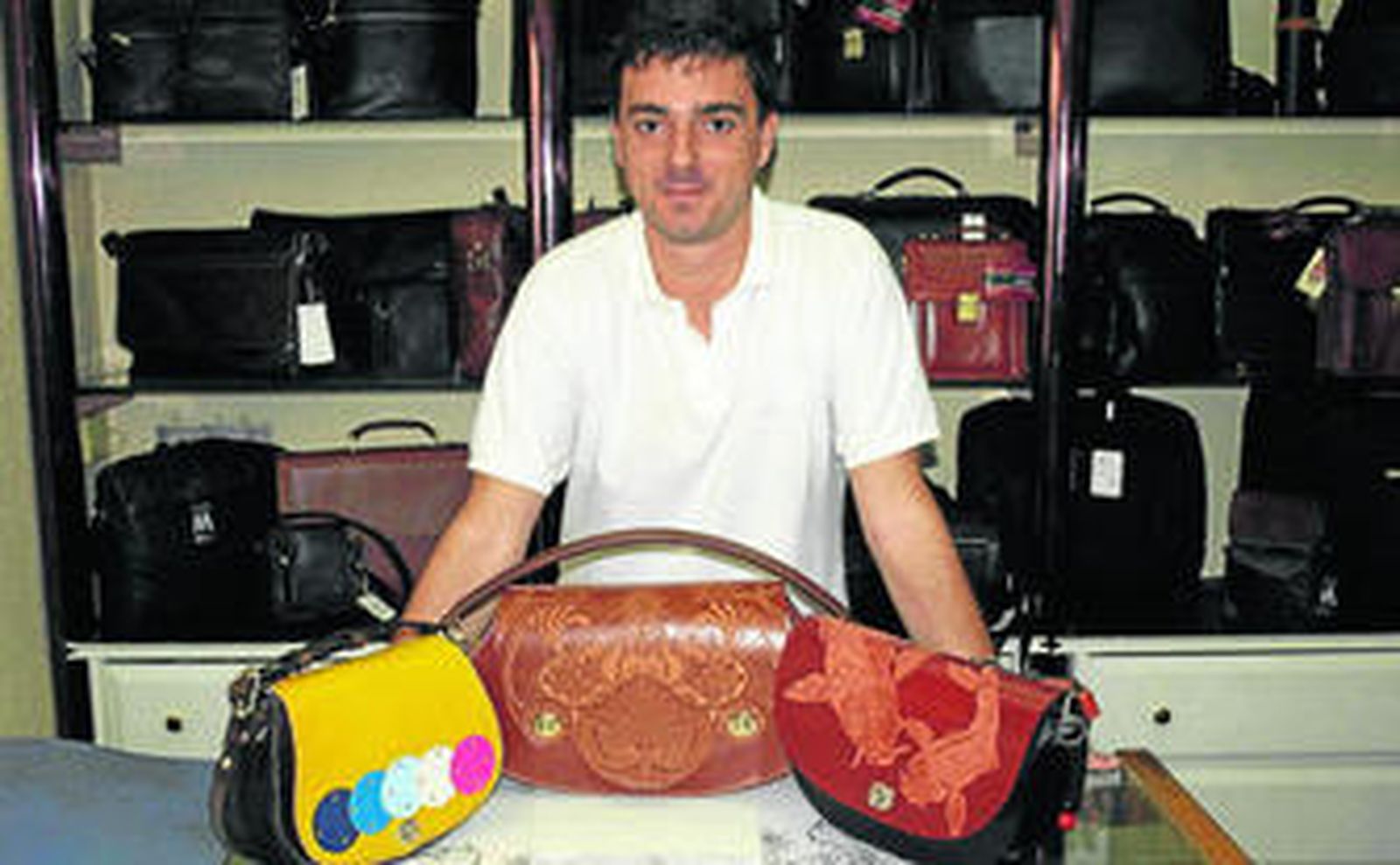 Cada bolso que graba José Luis esconde una historia y está inspirado en alguna obra.