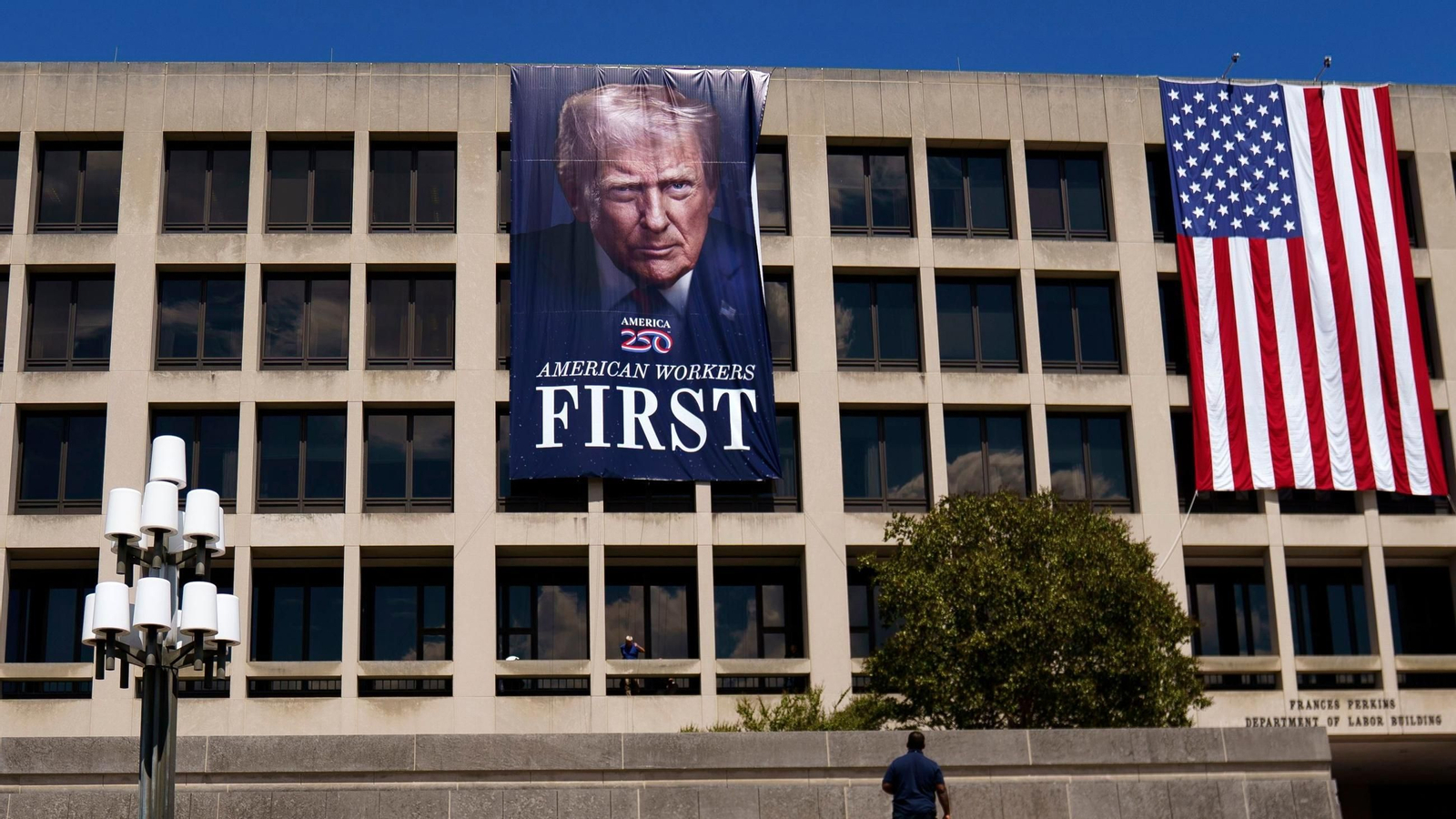 Un cartel de Donald Trump en el Departamento de Trabajo de EEUU.