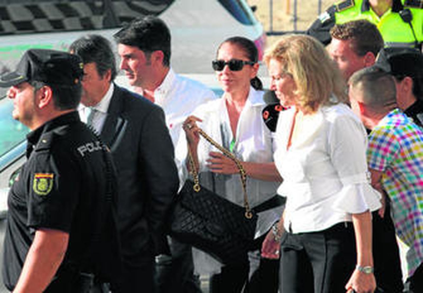 Isabel Pantoja, ayer, con sus abogados y su hermano Agustín, protegidos por la Policía y seguidos por algunos periodistas de programas de televisión.