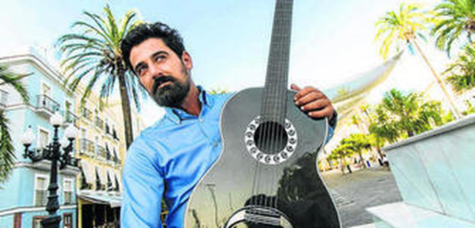 El empresario Israel Barro muestra uno de los prototipos de la guitarra.