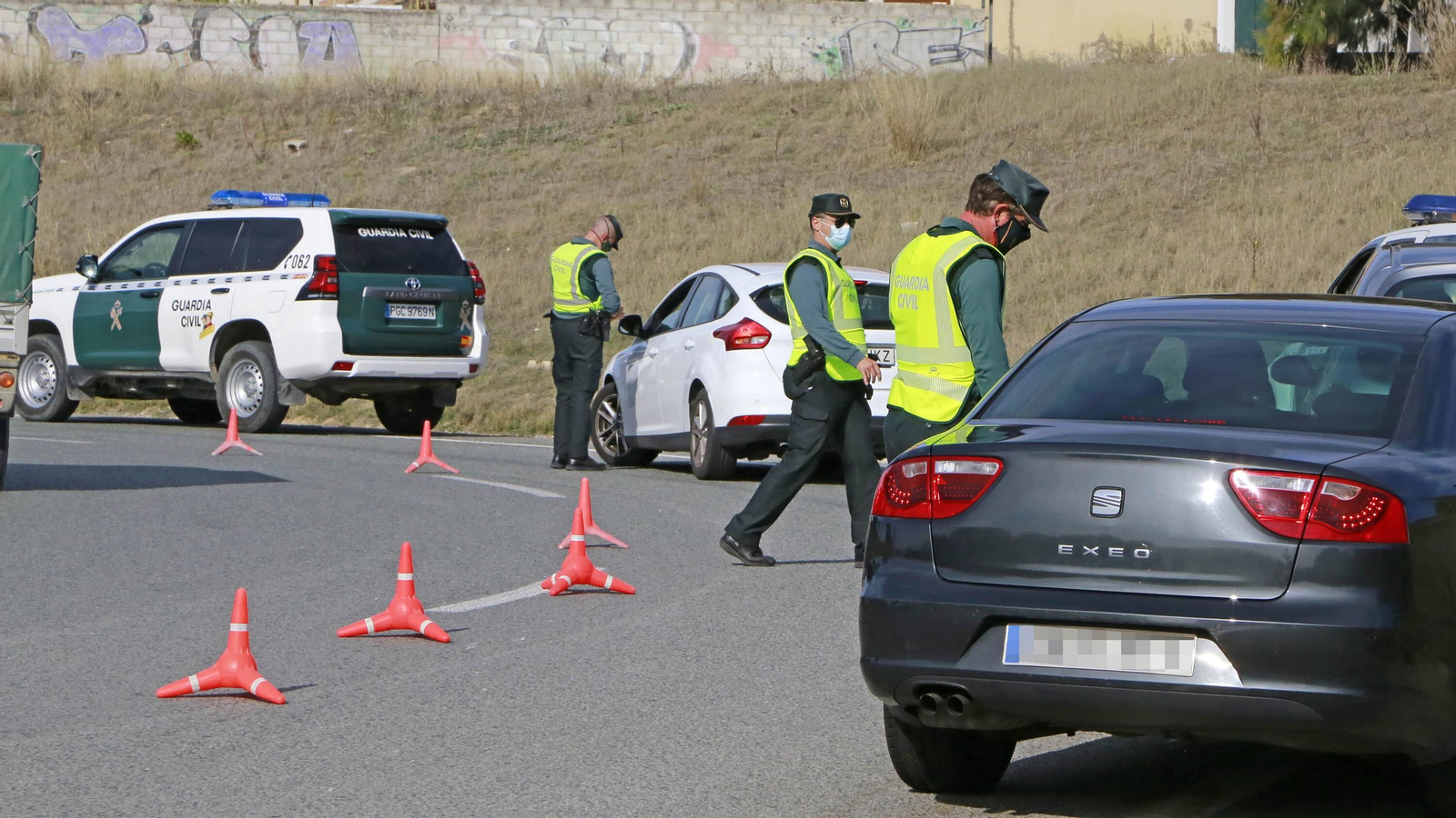 Vehículos parados en el control de la Benemérita.