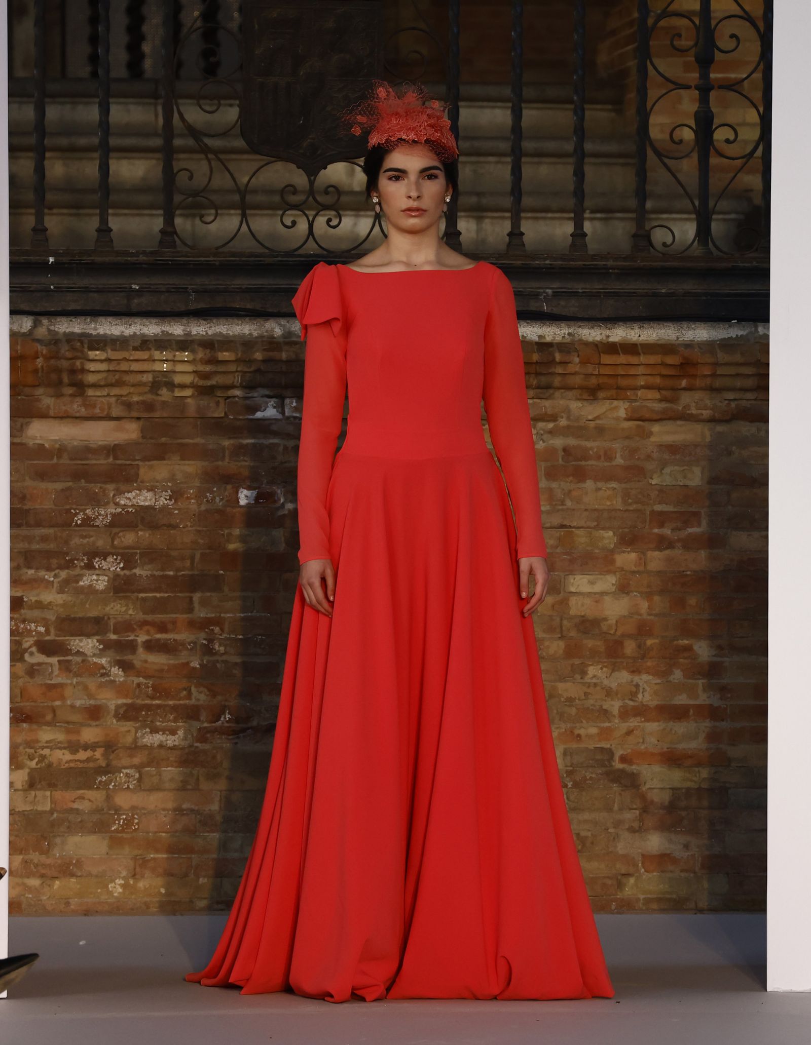 Las tendencias en vestidos de novia e invitada de la pasarela SIQ, en fotos