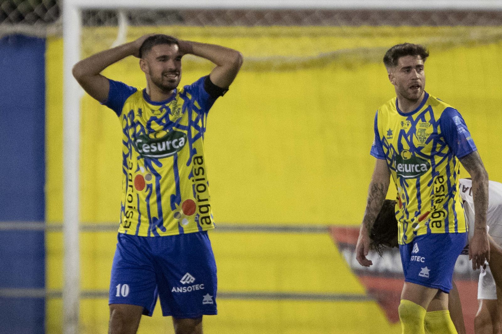 Los jugadores del Huétor lamentan una ocasión fallida.