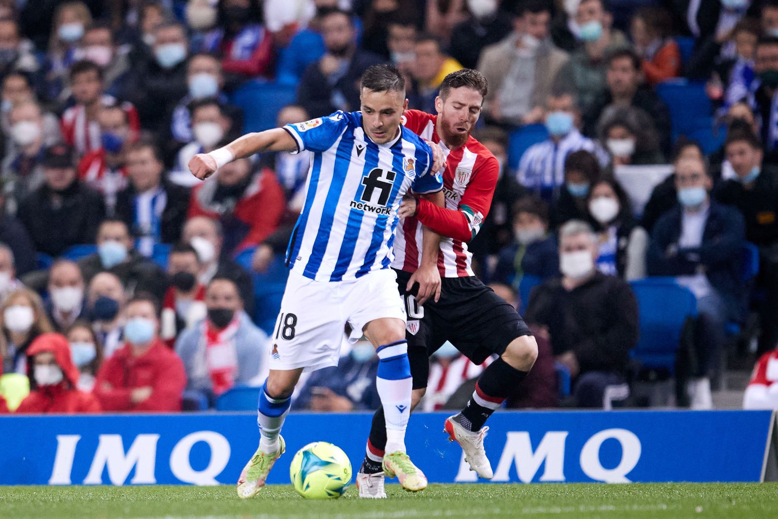 Gorosabel protege la pelota de Muniain