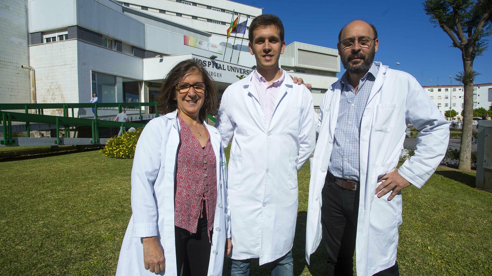 Soledad Flores, Luis López Flores y Luis López, madre, padre e hijo médicos.