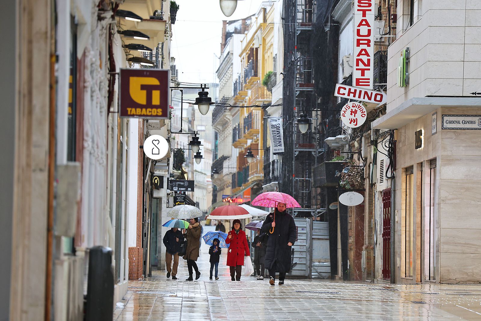 Intensas lluvias y calles desiertas en Huelva por la borrasca Marta