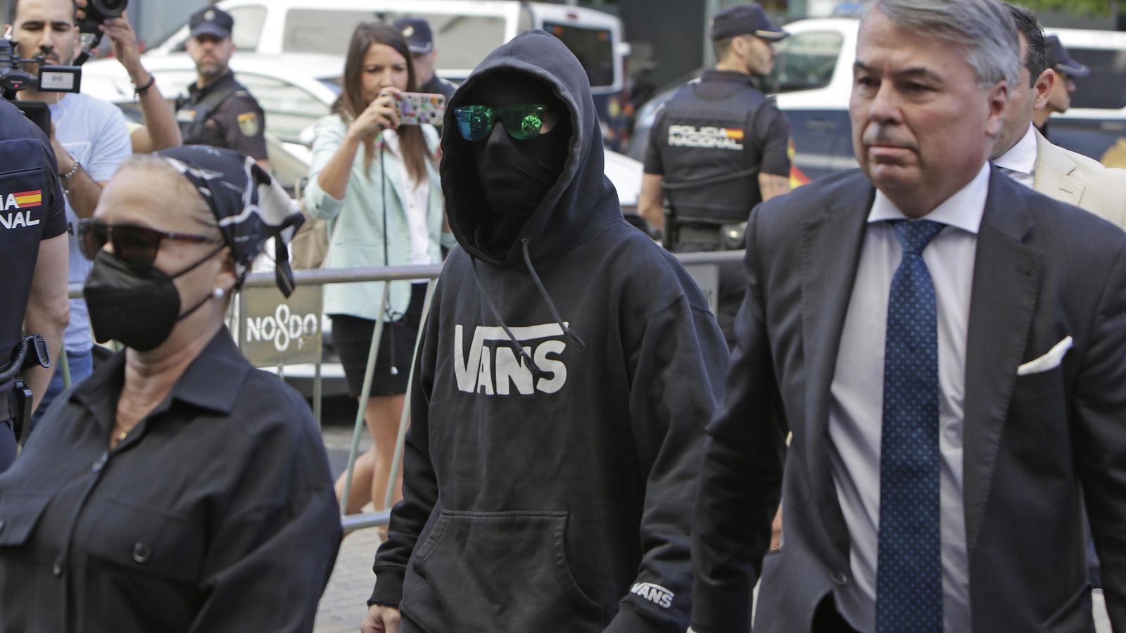 Rosalía García Marín y su hijo, que oculta su rostro, junto al abogado defensor Agustín Martínez.