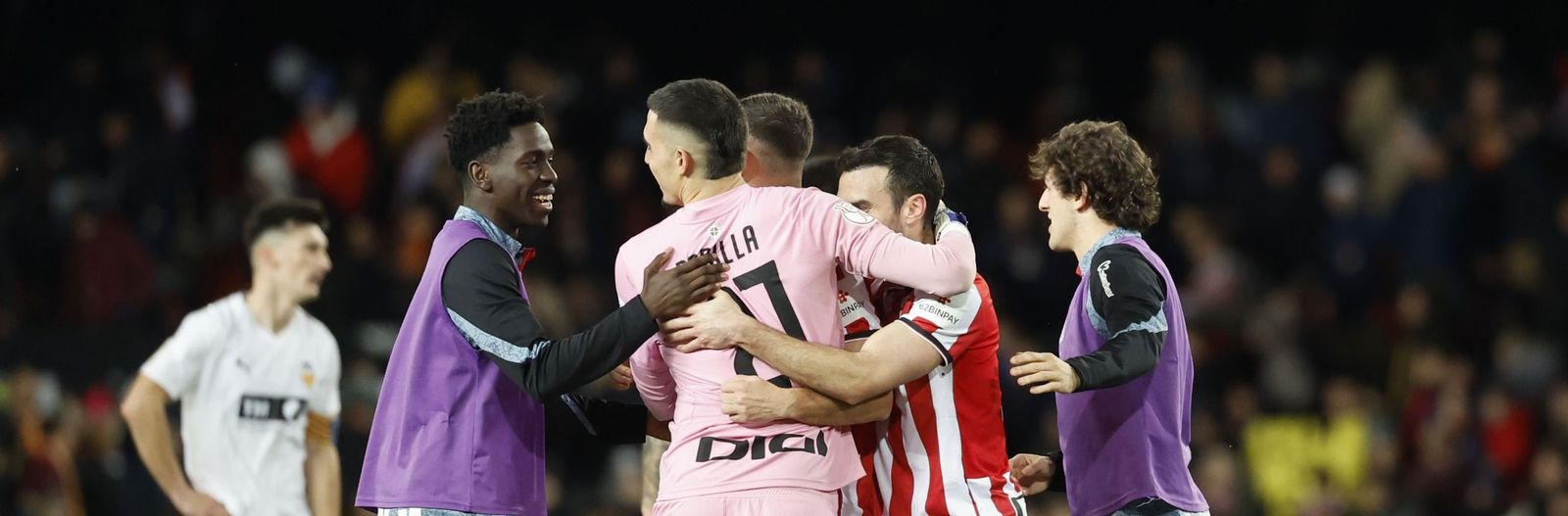 Los jugadores del Athletic celebran la clasificación para las semifinales.