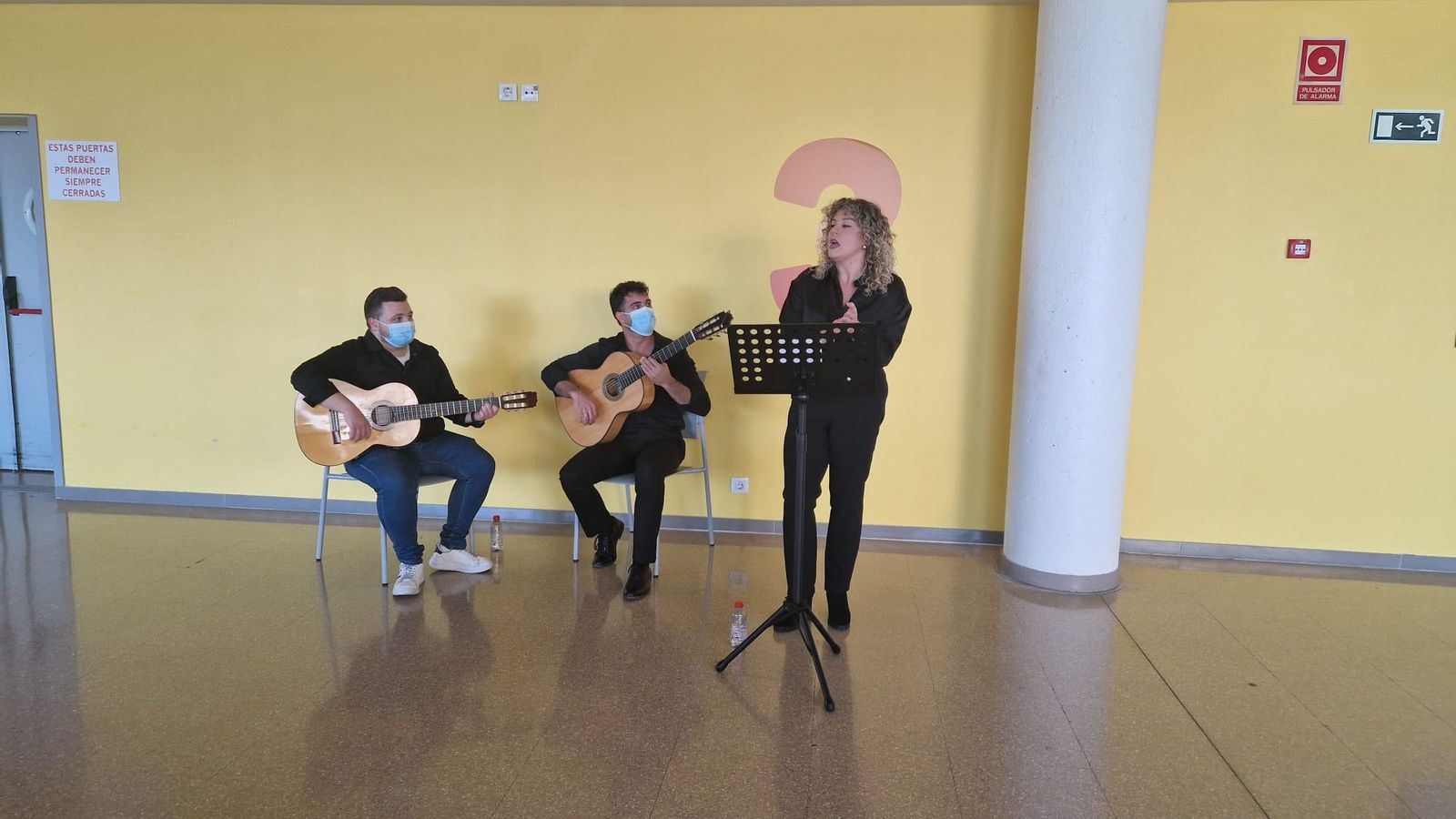 Actuación musical dentro de la programación de Navidad del Clínico San Cecilio