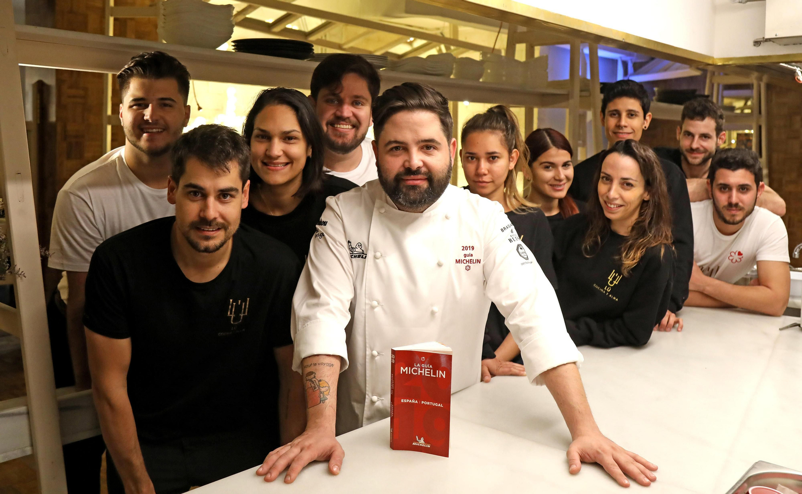 Juan Luis Fernández, en el centro, con el equipo de su restaurante del restaurante ‘Lú, Cocina  y Alma’.