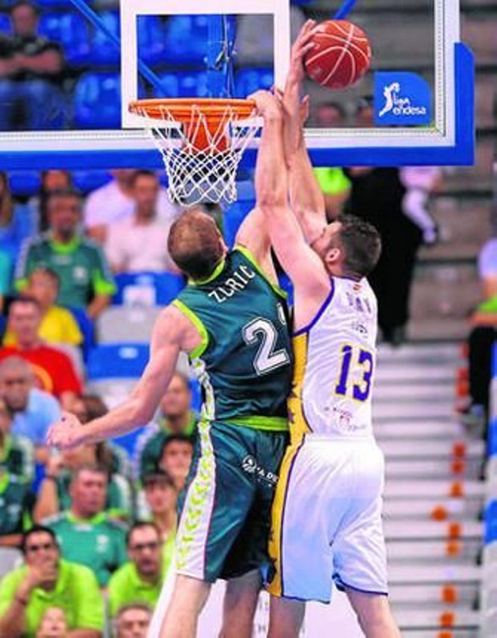 Luka Zoric tapona un lanzamiento de O'Leary.