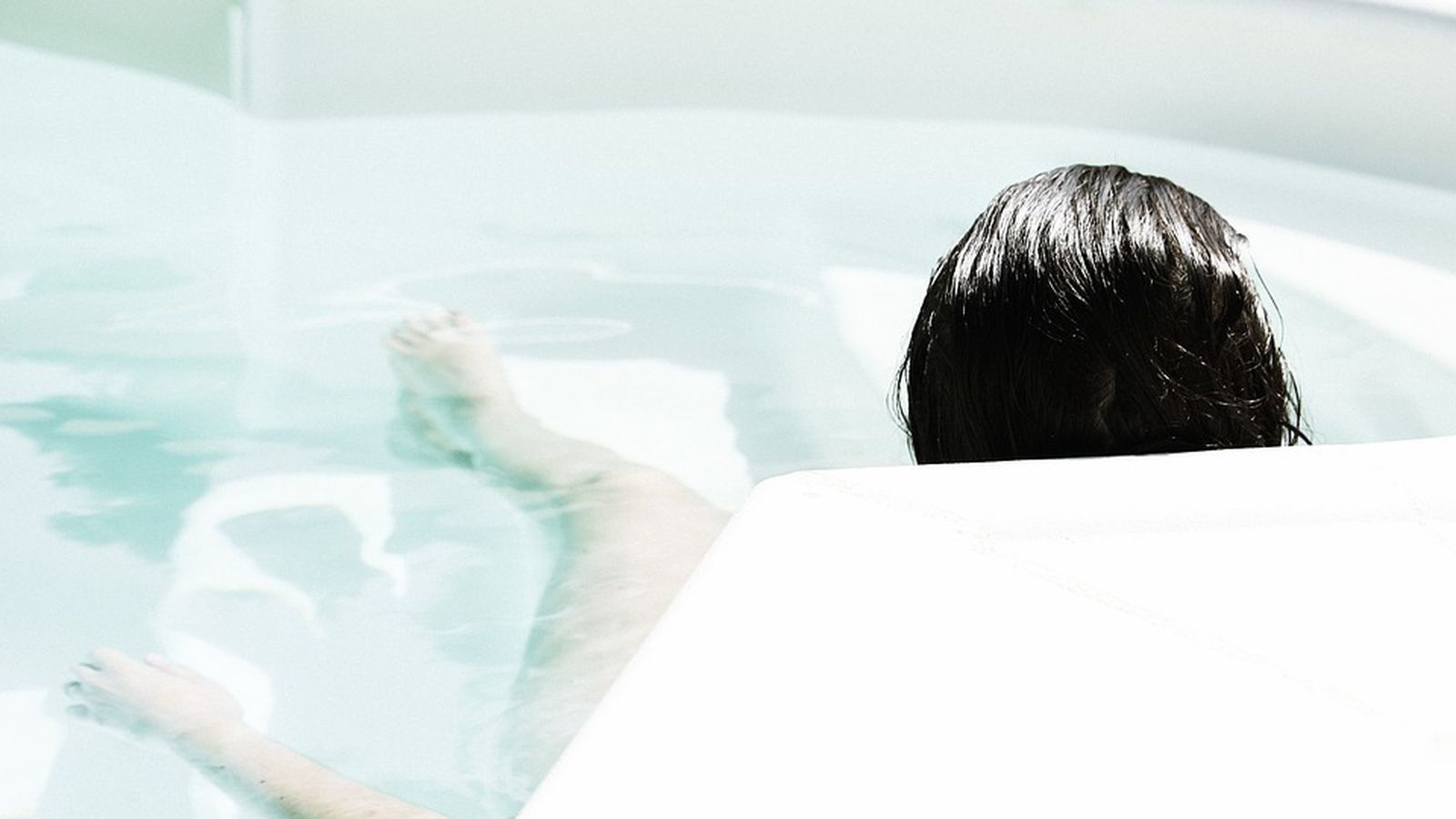 Disfrutar de un buen baño y vino también posee beneficios.