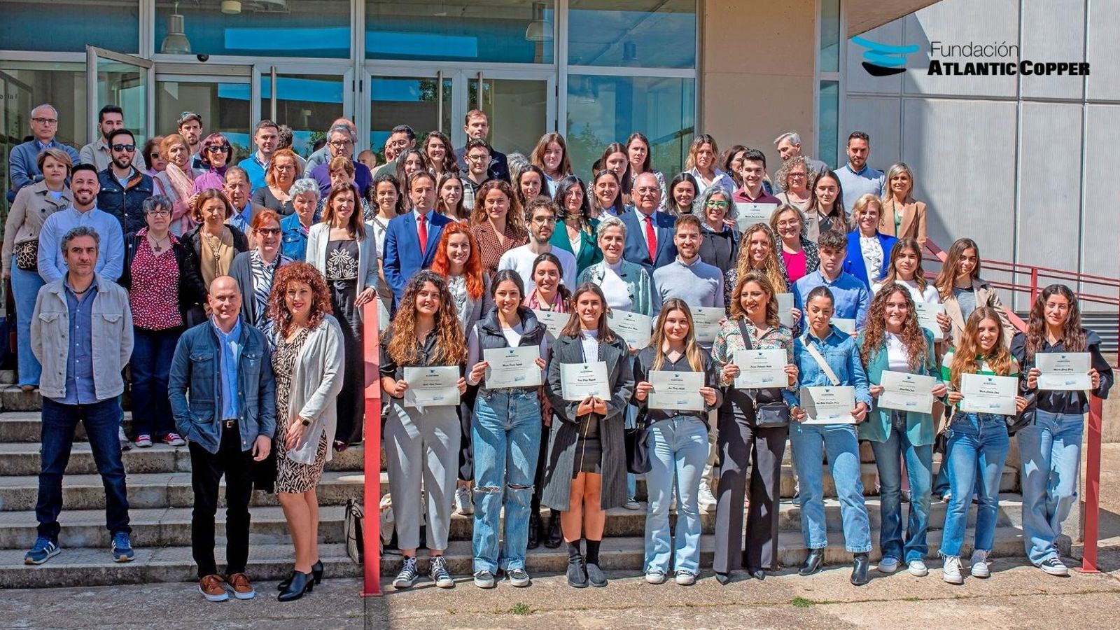 Integrantes de la Fundación Atlantic Copper en la entrega de diplomas a alumnos de la Universidad de Huelva.