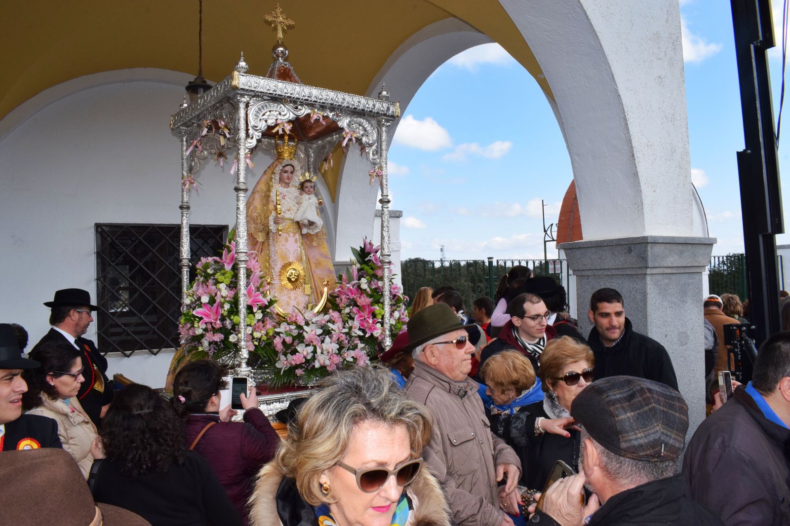 Miles de personas celebran la romería de la Virgen de Luna en Pozoblanco