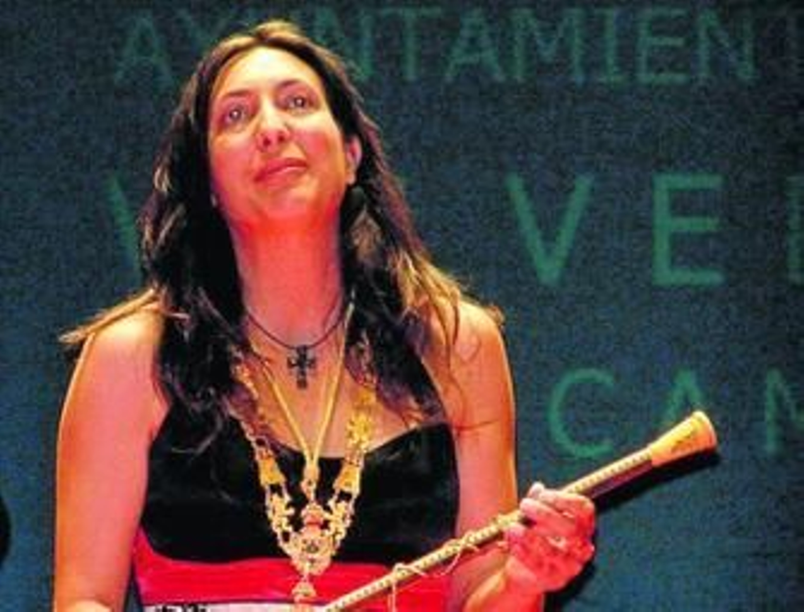 Loles López, tras recoger el bastón de mando como alcaldesa.