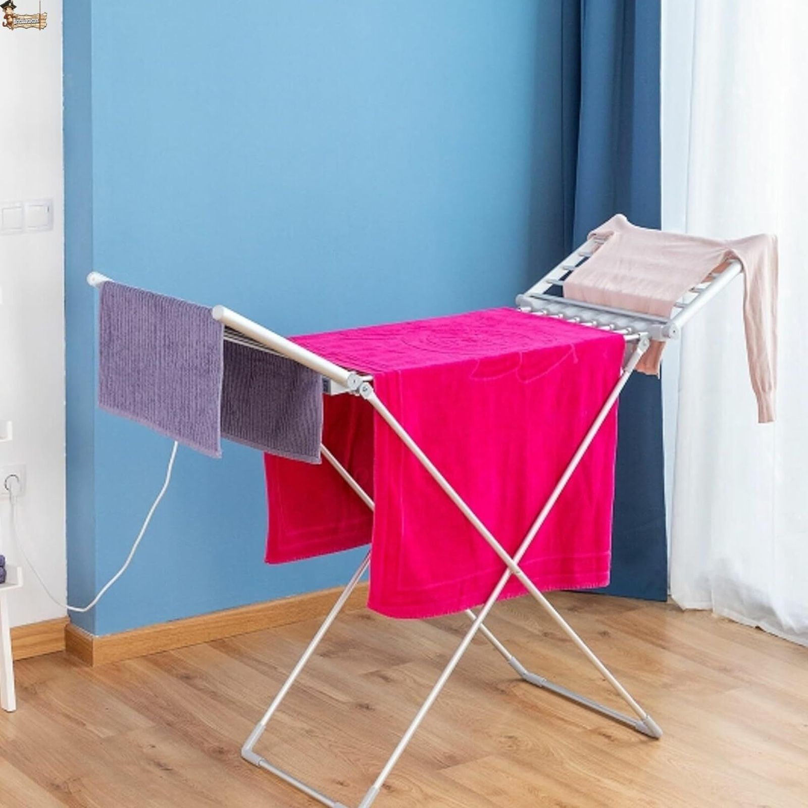 Tendedero eléctrico en el que se secan varias prendas de ropa