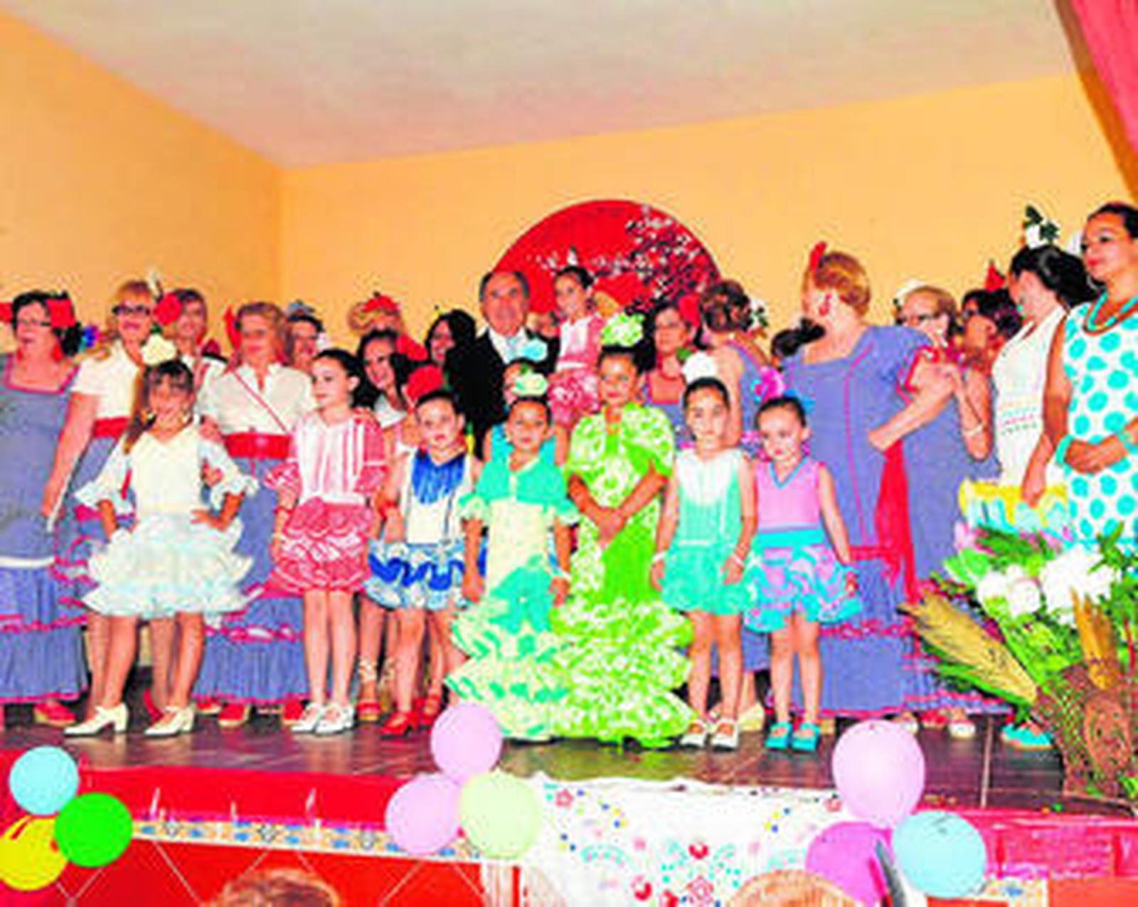 El alcalde, José Ignacio Landaluce, posa con las mujeres y niñas que participaron ayer en el desfile.