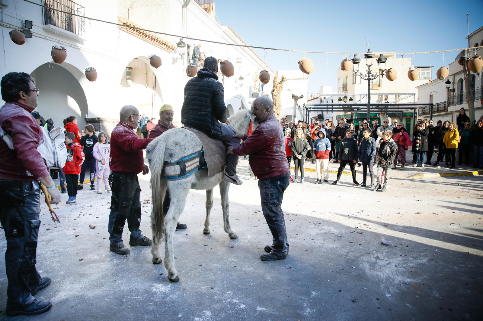 Las mejores imágenes del cierre de fiestas en Fiñana con "Las Ollas"