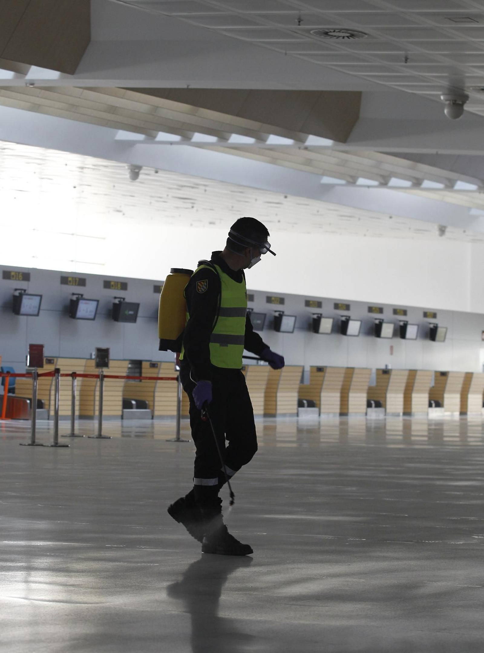 Fotogalería actuación INFOCA y UME por el coronavirus en Almería. Covid-19