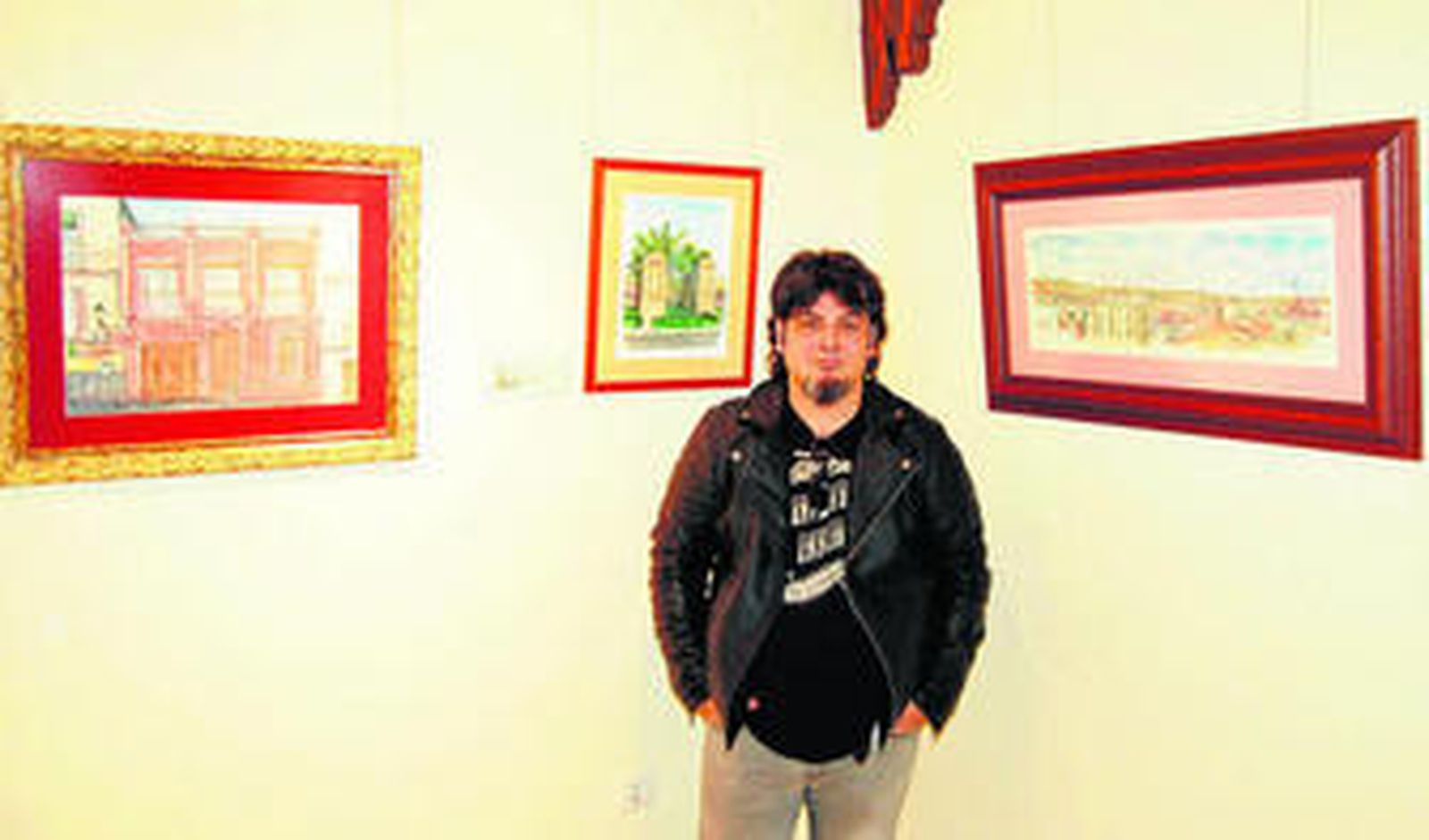 Francis González Gallego con algunas de las obras que expondrá en La Tercia.