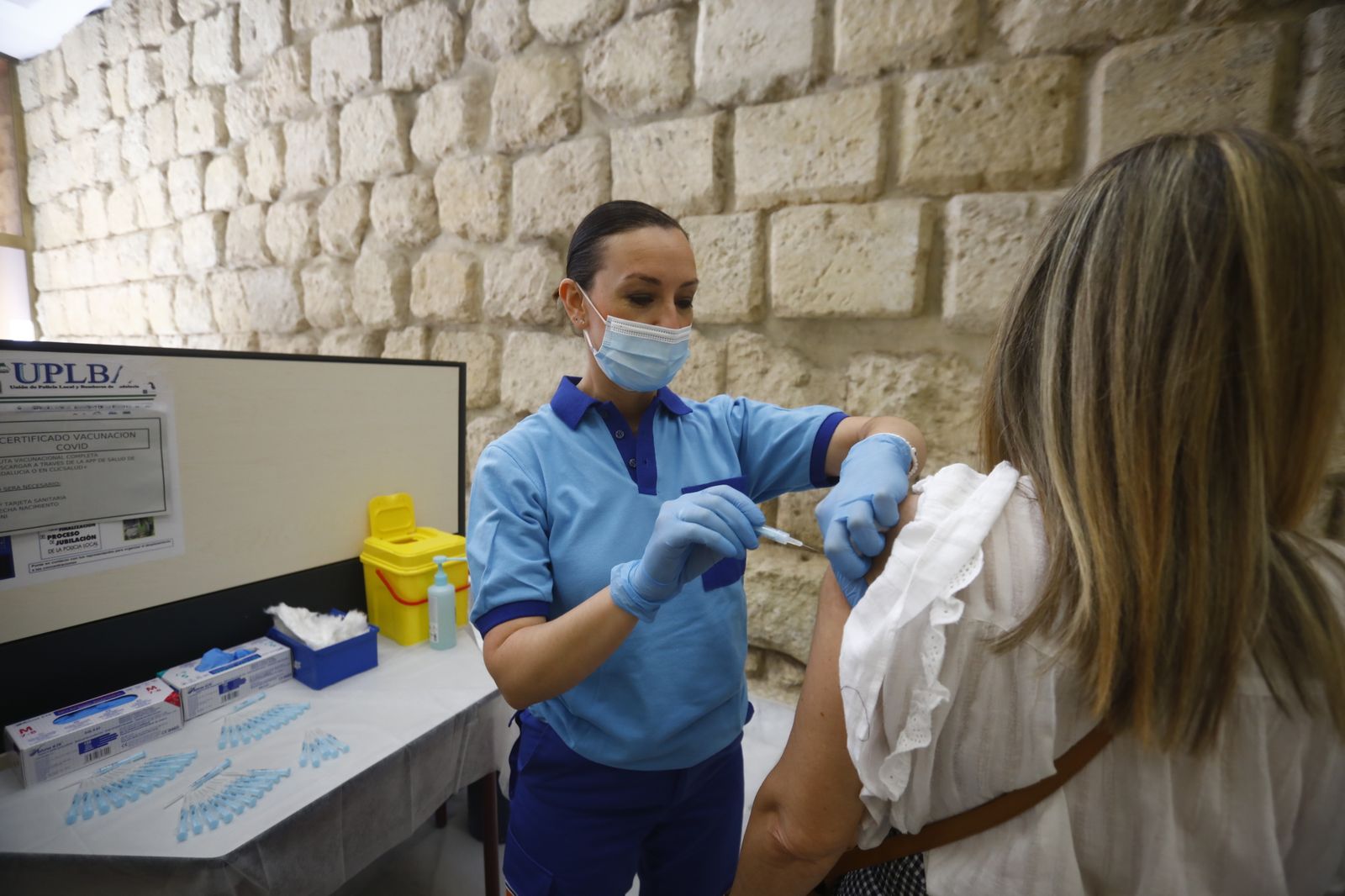 La vacunación contra el coronavirus en el Ayuntamiento de Córdoba, en imágenes
