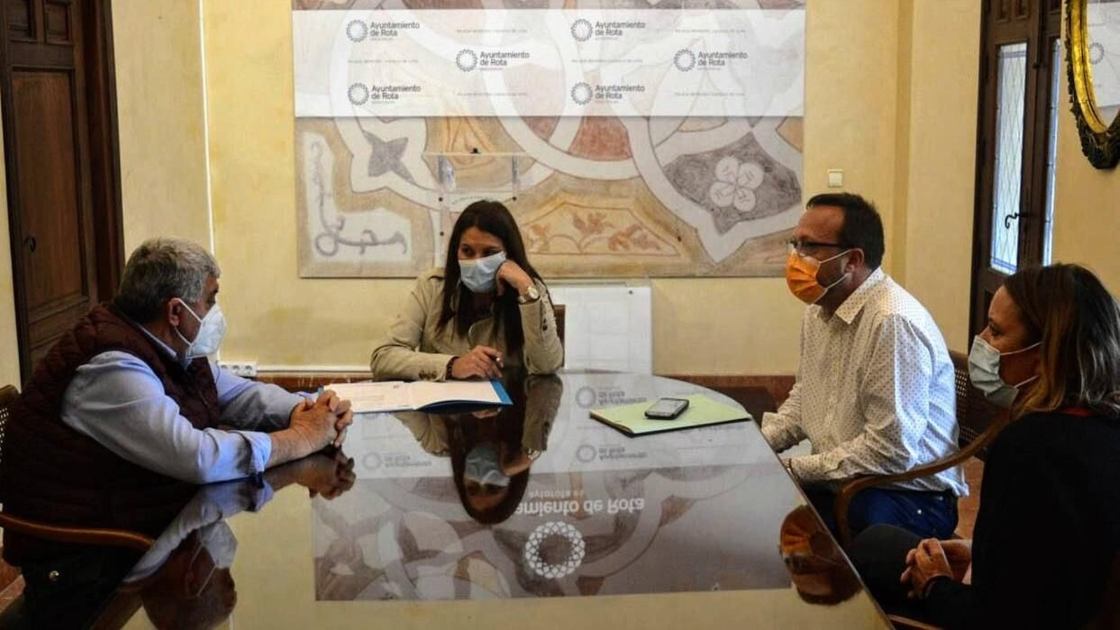 La reunión se celebró en el Palacio Municipal Castillo de Luna de Rota.