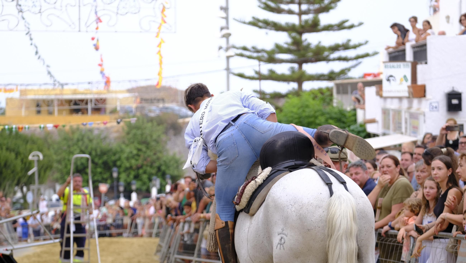 La popular carrera de cintas a caballo de las Fiestas de Mojácar, en imágenes