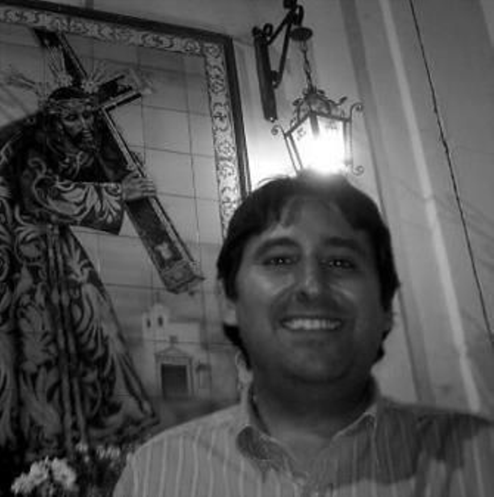 Raúl Castaño frente al azulejo de Jesús Nazareno.