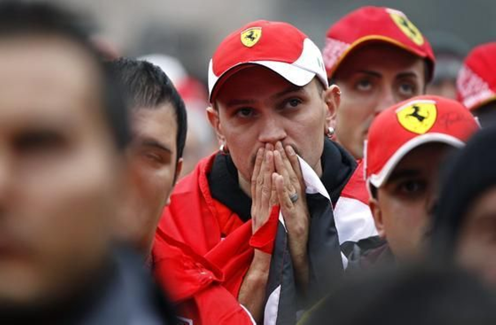 Seguidores de Ferrari siguen el GP de Abu Dhabi.

Foto: Reuters