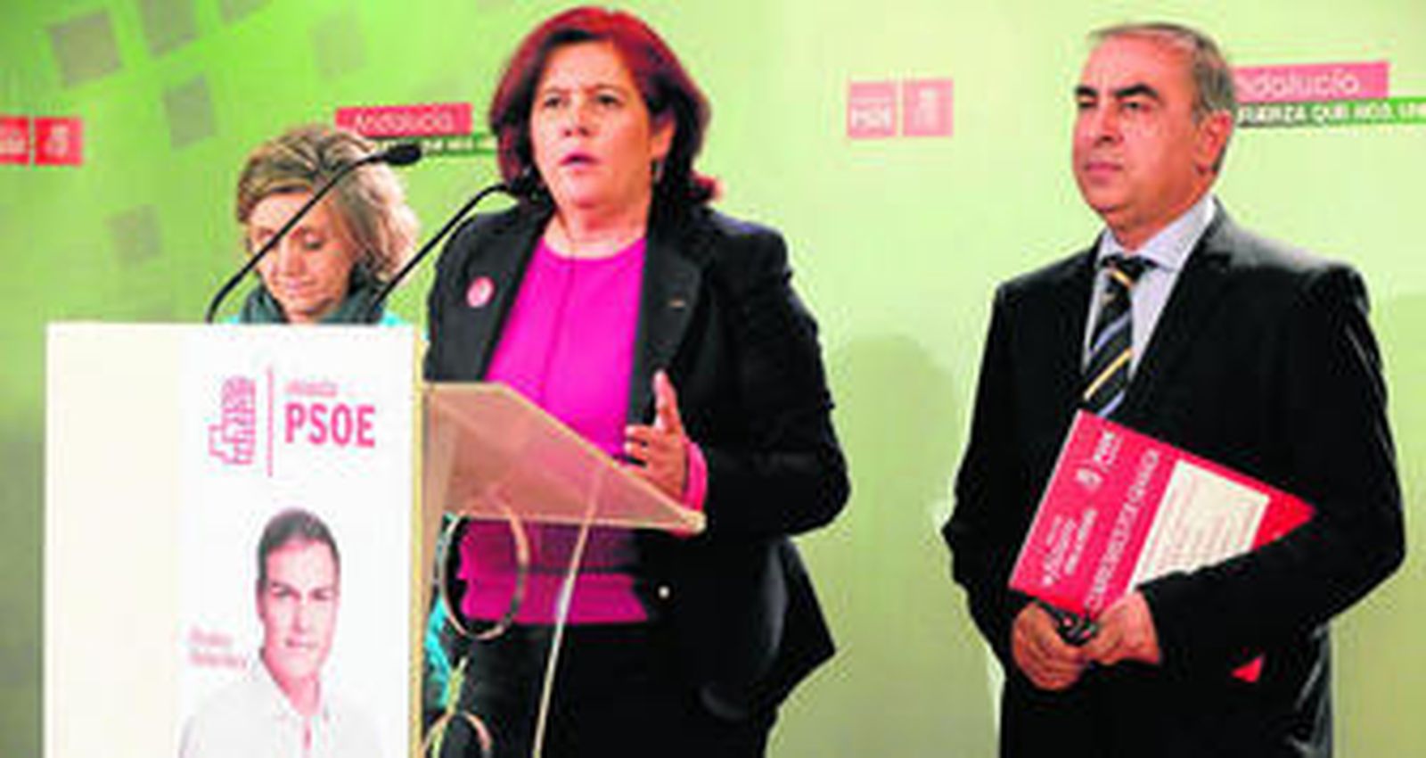 La candidata al Congreso, Elvira Ramón, con el número 1 al Senado, José Martínez Olmos, y la secretaria federal de Bienestar Social, María Luisa Carcedo.