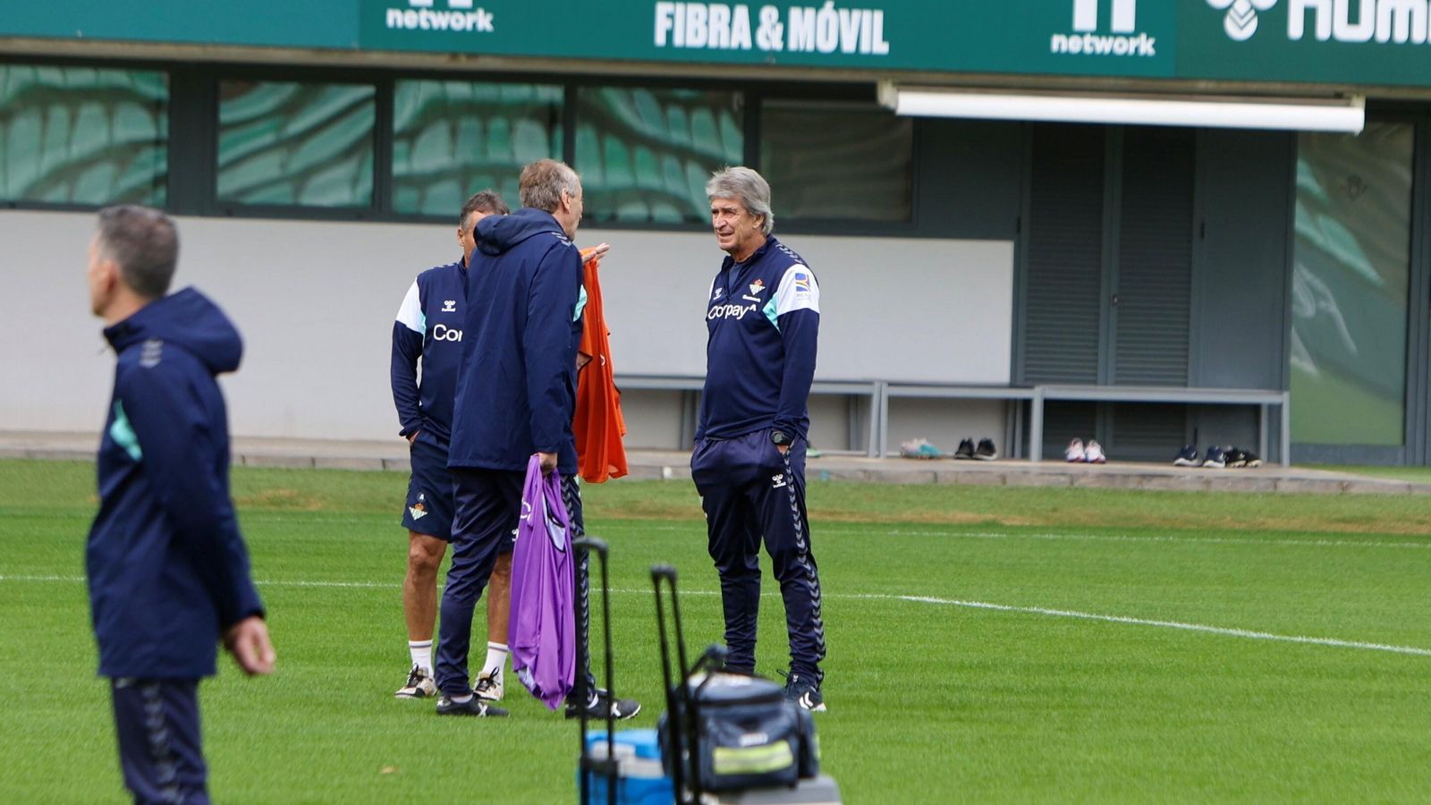 Pellegrini dialoga con Cousillas en el entrenamiento de este viernes.