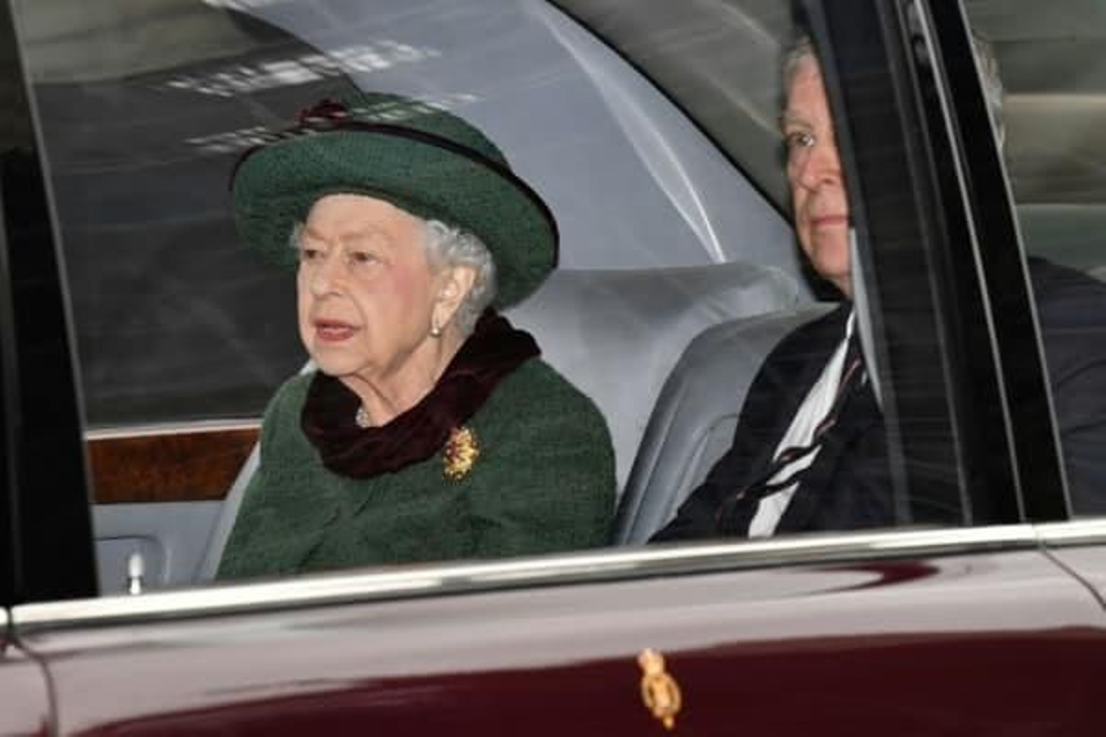 La reina Isabel II, en el coche que la condujo a la Abadía de Westminster en compañía de su hijo, el duque de York.