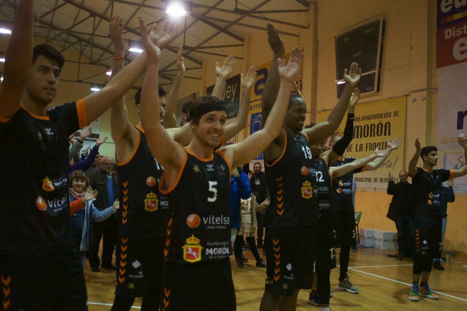 Los jugadores del Morón celebran el triunfo con la afición.