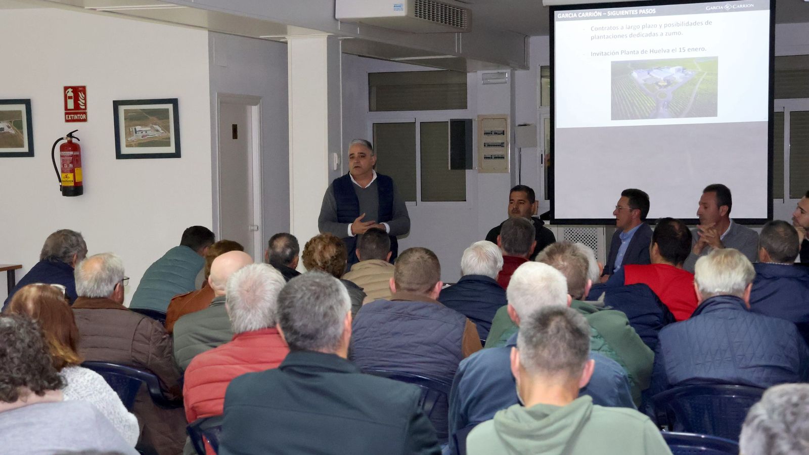 El alcalde de Fuente Palmera, durante la reunión con los agricultores.