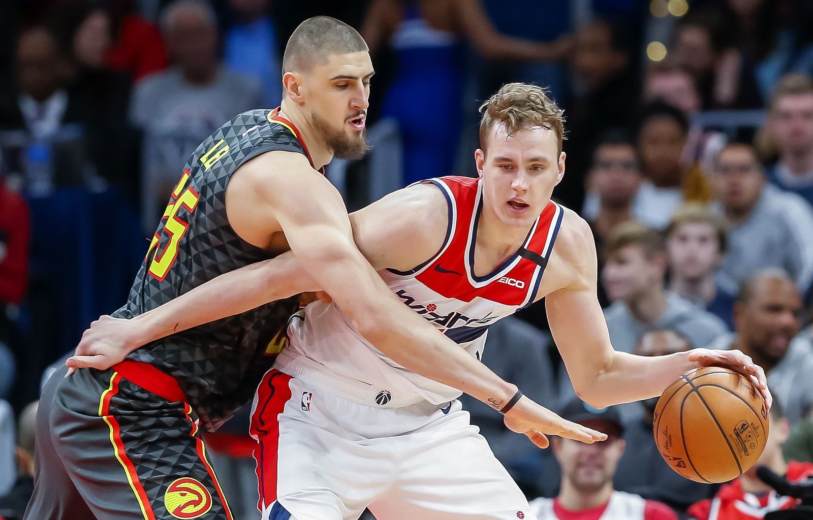 El jugador ucraniano de los Hawks Alex Len defiende a Anzejs Pasecniks, en su etapa en los Wizards.