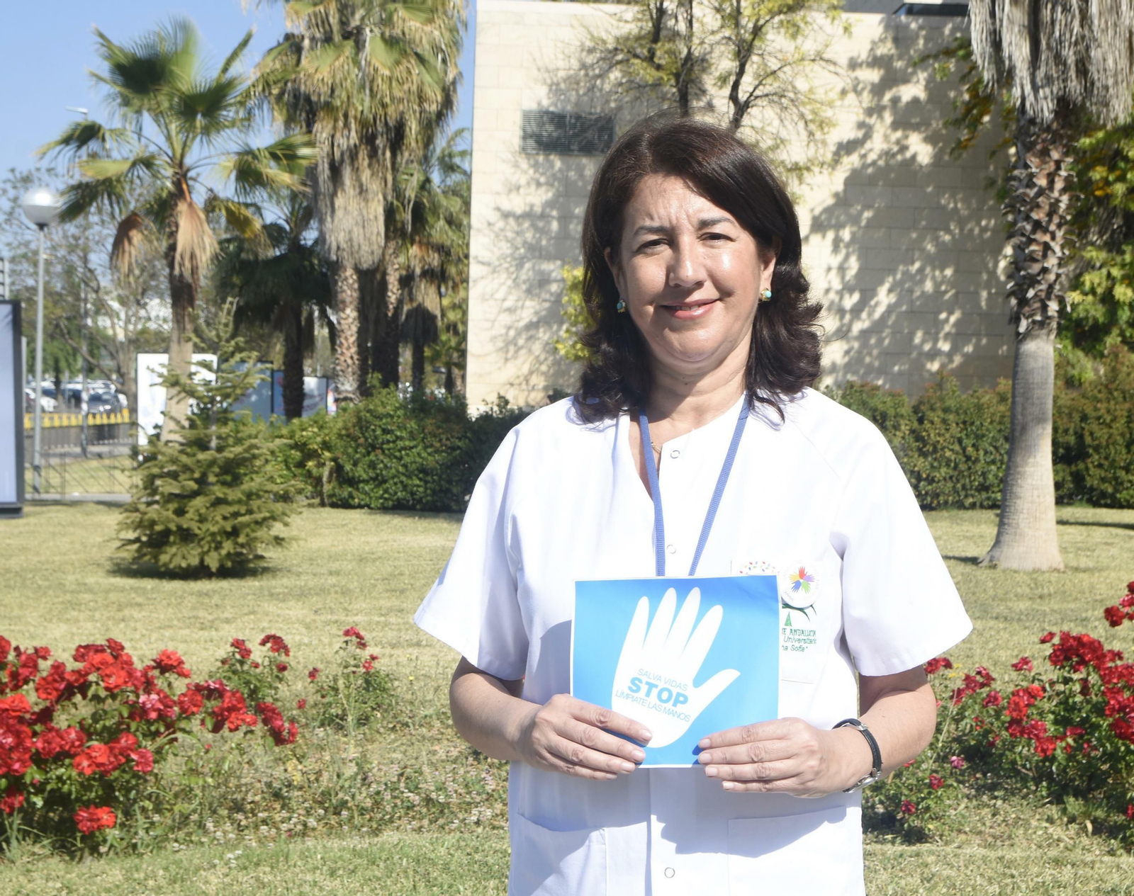 María Jesús Romero, con un folleto sobre la higiene de manos.