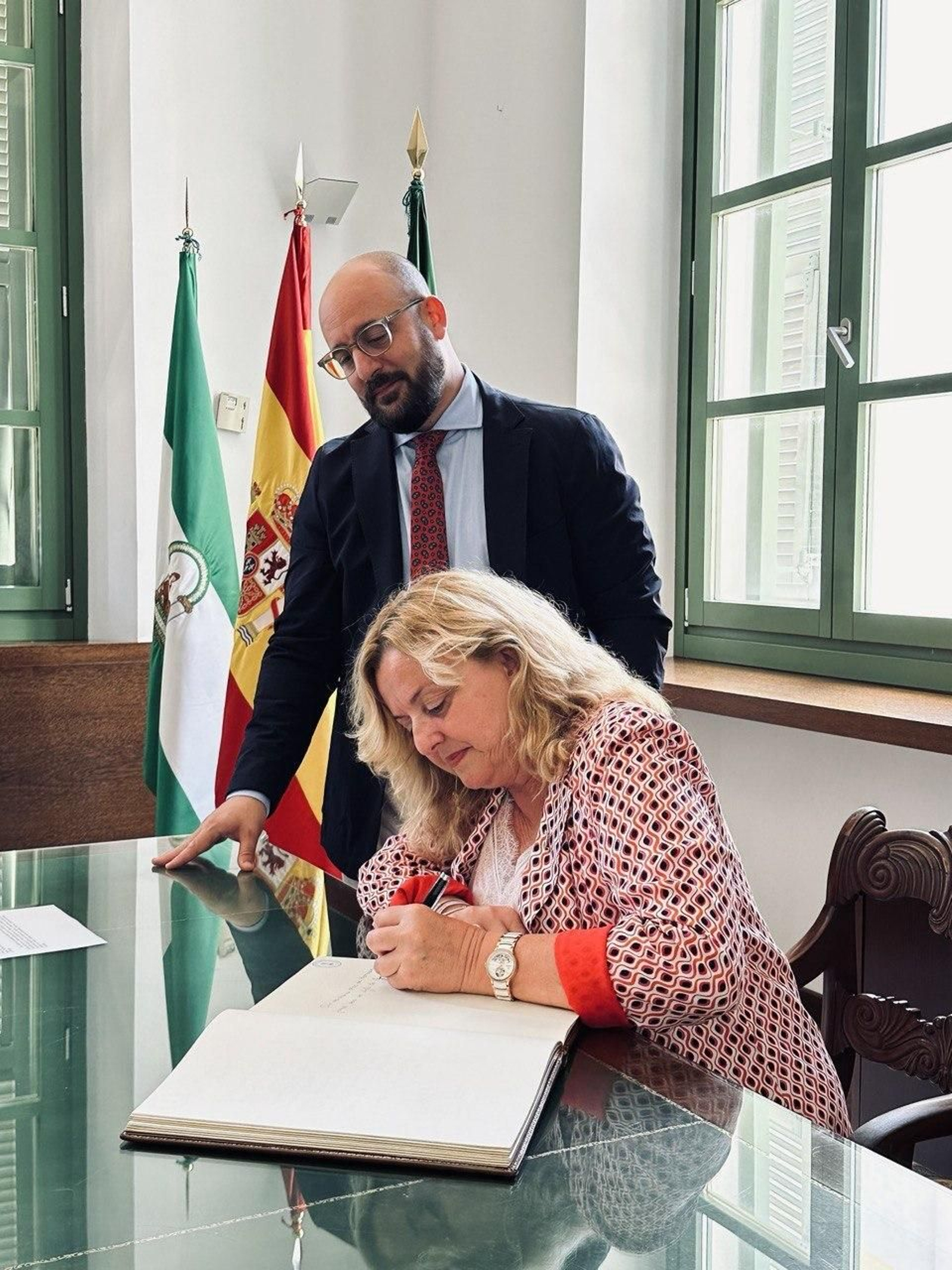 La alcaldesa de Calpe,  Ana sala, firmando en el libro de honor, junto el primer edil Germán Beardo.
