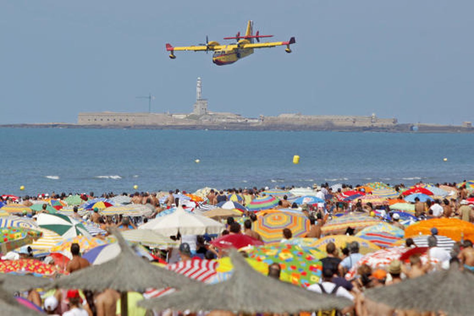 190.000 personas disfrutan del III Festival Aéreo en la playa de la Victoria. /Foto: Jesús Marín