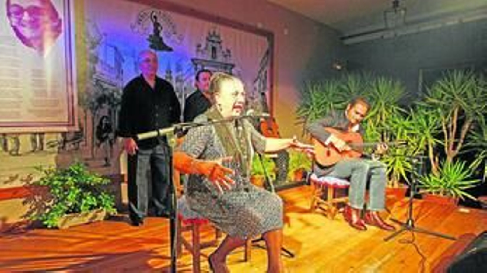 Juana la del Pipa, durante su actuación en la peña acompañada por la guitarra de Diego del Morao.